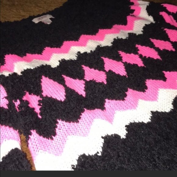 Arizona Black,Pink & White Chevron Soft Fuzzy Sweater Size small - Picture 8 of 9